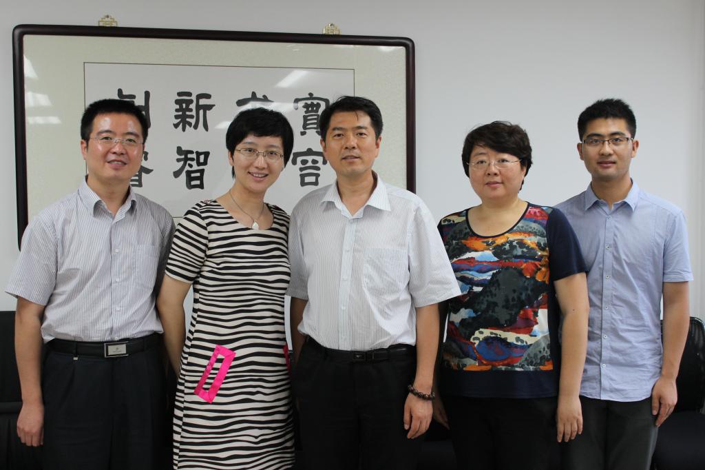 看望中国国际经济交流中心王军校友
